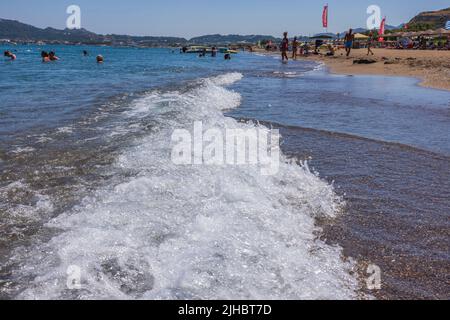 Belle vue sur les personnes se reposant sur une plage de sable dans la mer Méditerranée équipée de parasols et de chaises longues. Rhodes. Grèce. Banque D'Images