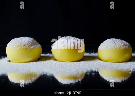 Délicieux dessert Mochi sur fond noir, gros plan. Dessert traditionnel japonais avec gâteau au riz Banque D'Images