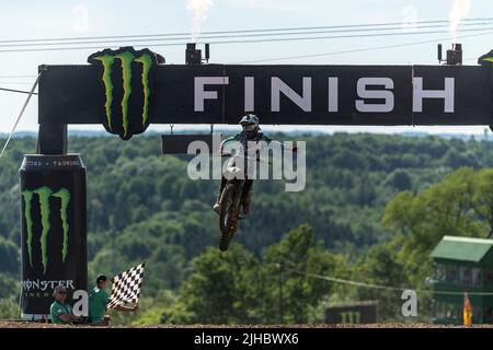 Loket, République tchèque. 17th juillet 2022. Jago Geerts of Belgium participe au Grand Prix de la République Tchèque, coupe du monde de Motocross, catégorie MX2, course 2, à Loket, République tchèque, 17 juillet 2022. Crédit : Ondrej Hajek/CTK photo/Alay Live News Banque D'Images