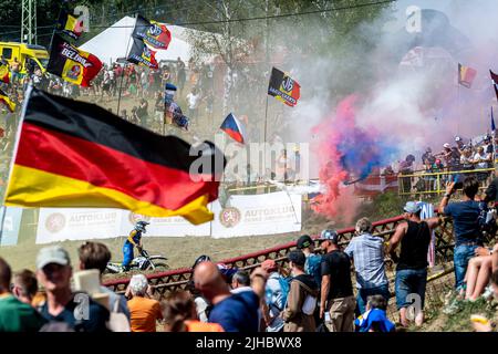 Loket, République tchèque. 17th juillet 2022. Fans lors du Grand Prix de la République tchèque, coupe du monde de Motocross, catégorie MX2, course 2, à Loket, République tchèque, 17 juillet 2022. Crédit : Ondrej Hajek/CTK photo/Alay Live News Banque D'Images