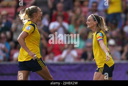 La Suède Kosovare Asllani (à droite) fête avec Fridolina Rolfo après avoir marquant le quatrième but de leur partie du match sur la pénalité lors du match de l'UEFA pour les femmes Euro 2022 Groupe C au Leigh Sports Village, Wigan. Date de la photo: Dimanche 17 juillet 2022. Banque D'Images