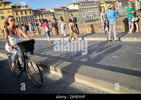 Dame mature Cyclisme à travers Ponte Santa Trinita Florence Italie Banque D'Images