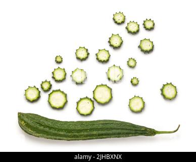 luffa frais, fruits entiers avec des tranches sur fond blanc, également connu sous le nom de gourde strié ou okra chinois, légumes sains pris d'en haut Banque D'Images