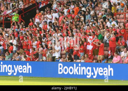 Sheffield, Royaume-Uni. . 17th juillet 2022. Fans de Suisse lors du match de football Euro 2022 de l'UEFA Womens entre la Suisse et les pays-Bas à Bramall Lane à Sheffield, en Angleterre. (Sven Beyrich /SPP /Sportfrauen) Credit: SPP Sport Press photo. /Alamy Live News Credit: SPP Sport Press photo. /Alamy Live News Banque D'Images