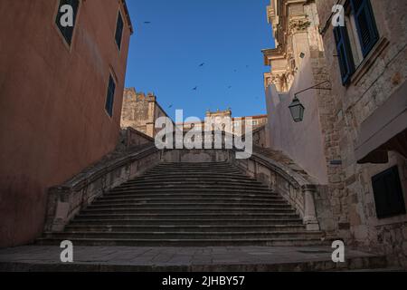 Centre historique de la vieille ville de Dubrovnik. Le grand escalier jésuite aussi appelé marche de la honte de la série Game of Thrones. Banque D'Images