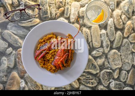 Paella de homard et de fruits de mer maison Banque D'Images