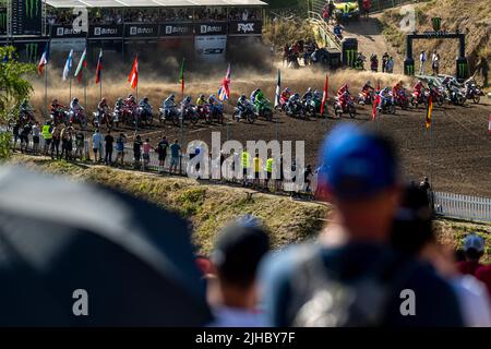 Loket, République tchèque. 17th juillet 2022. Début du Grand Prix de la République tchèque, coupe du monde de motocross, catégorie MXGP, course 2, à Loket, République tchèque, 17 juillet 2022. Crédit : Ondrej Hajek/CTK photo/Alay Live News Banque D'Images