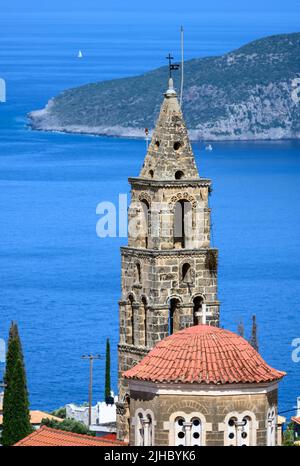 Vue sur le village de Proastio et son église avec le golfe de Messinia en arrière-plan, Mani externe, Péloponnèse, Grèce. Banque D'Images