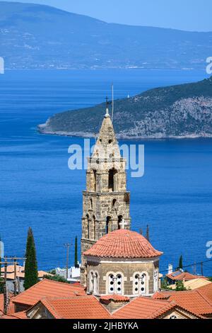 Vue sur le village de Proastio et son église avec le golfe de Messinia en arrière-plan, Mani externe, Péloponnèse, Grèce. Banque D'Images