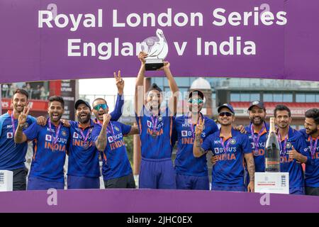 Arshdeep Singh, de l'Inde, et ses coéquipiers, lèvent la Royal London One Day Series après avoir battu l'Angleterre 1-2 Banque D'Images