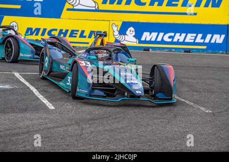 New York, États-Unis. 16th juillet 2022. DaN Ticktum (n° de voiture 33) de la NIO 333 Racing conduit pendant la qualification et le Super Pôle pour le Championnat ABB FIA Formule E, New York City E-Prix saison 8 Round 11 dans le quartier de Brooklyn de New York. (Photo par Ron Adar/SOPA Images/Sipa USA) crédit: SIPA USA/Alay Live News Banque D'Images