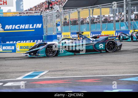 New York, États-Unis. 16th juillet 2022. DaN Ticktum (n° de voiture 33) des courses de NIO 333 pendant le Championnat ABB FIA Formule E, New York City E-Prix saison 8 Round 11 dans le quartier de Brooklyn de New York. (Photo par Ron Adar/SOPA Images/Sipa USA) crédit: SIPA USA/Alay Live News Banque D'Images