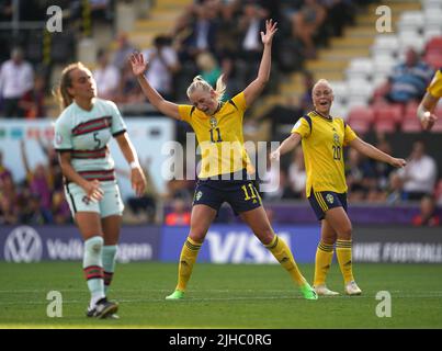 Stina Blackstenius, de Suède, célèbre le cinquième but du match de l'UEFA Women's Euro 2022 Group C au Leigh Sports Village de Wigan. Date de la photo: Dimanche 17 juillet 2022. Banque D'Images