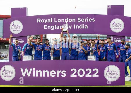 Arshdeep Singh, de l'Inde, et ses coéquipiers lèvent la Royal London One Day Series après avoir battu, au Royaume-Uni. , . (Photo de Mark Cosgrove/News Images/Sipa USA) crédit: SIPA USA/Alay Live News Banque D'Images