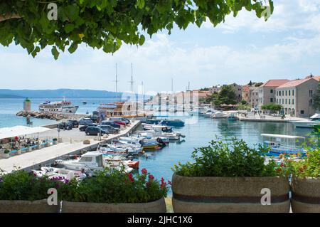 Bol, Croatie - 14 juin 2022 : petit port pittoresque avec des bateaux de transfert touristiques dans la ville de l'île Adriatique bol sur Brac, célèbre destination touristique Banque D'Images