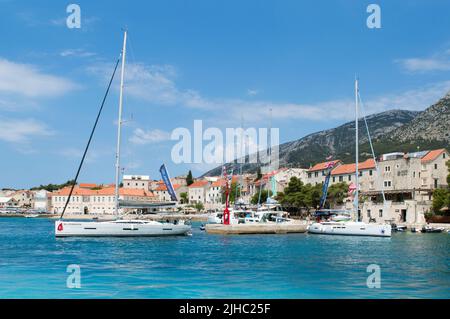Bol, Croatie - 14 juin 2022: Bateaux à voile dans l'Adriatique ville de bol sur Brac, célèbre destination touristique, le tourisme nautique Banque D'Images