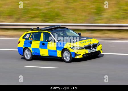 2021 BMW 330D XDRIVE SPORT MHEV AUTO 330D 2995cc Diesel électrique; police opérations tactiques Interceptor voyageant sur l'autoroute M6 Royaume-Uni Banque D'Images