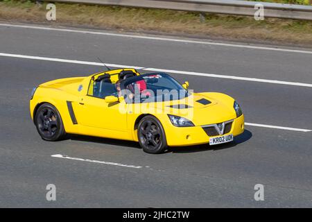 2002 jaune Vauxhall VX220 16V 2198cc (Opel Speedster) essence 5 Speed Manual ; déplacement sur l'autoroute M6 Royaume-Uni Banque D'Images