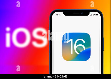 Nouvel iPhone pro avec l'écran d'installation Apple avec le nouveau système d'exploitation IOS 16 à venir. Dimanche, 17 novembre 2022, New York, États-Unis Banque D'Images