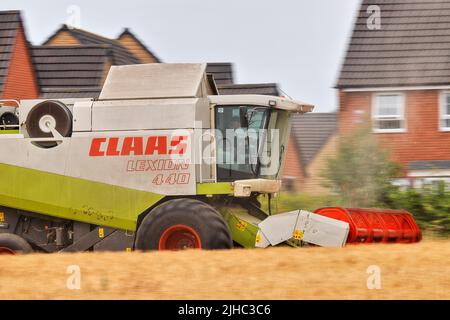 Moissonneuse-batteuse Claas Lexion 440, récolte d'orge à Leeds, West Yorkshire Banque D'Images