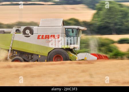 Moissonneuse-batteuse Claas Lexion 440, récolte d'orge à Leeds, West Yorkshire Banque D'Images