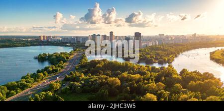 Panorama de Moscou au coucher du soleil, Russie. Beau paysage, paysage du parc de la ville et du quartier de Strogino dans le nord-ouest de Moscou. Vue panoramique aérienne de Moskva Banque D'Images