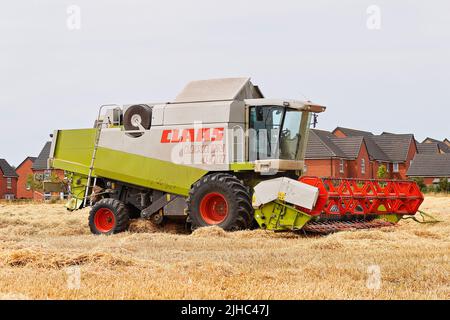 Moissonneuse-batteuse Claas Lexion 440, récolte d'orge à Leeds, West Yorkshire Banque D'Images