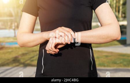 Femme utilisant un tracker d'activité pour les marches à pied, la distance de course ou la surveillance de la fréquence cardiaque. Concept de mode de vie sain. Outil de surveillance quotidienne des activités et des données de santé. Photo de haute qualité Banque D'Images