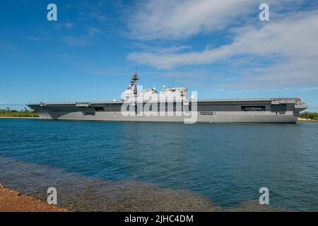 Pearl Harbor, États-Unis. 12 juillet 2022. Le destroyer JS Izumo de la Force maritime d'autodéfense japonaise part de Pearl Harbor pour commencer la phase en mer de Rim of the Pacific 12 juillet 2022 à Honolulu, Hawaï. Crédit : MC2 Aiko Bongolan/US Navy/Alay Live News Banque D'Images