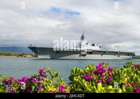 Pearl Harbor, États-Unis. 12 juillet 2022. Le destroyer JS Izumo de la Force maritime d'autodéfense japonaise part de Pearl Harbor pour commencer la phase en mer de Rim of the Pacific 12 juillet 2022 à Honolulu, Hawaï. Crédit : MC2 Aiko Bongolan/US Navy/Alay Live News Banque D'Images