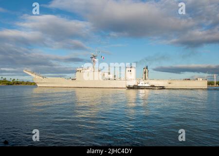 Pearl Harbor, États-Unis. 12 juillet 2022. Le navire-citerne de la Marine mexicaine de Newport, QUI EMBARQUE Usumacinta, part de Pearl Harbor pour commencer la phase en mer de Rim of the Pacific 12 juillet 2022 à Honolulu, Hawaï. Crédit : MC2 Aiko Bongolan/US Navy/Alay Live News Banque D'Images