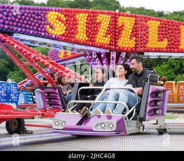 Sheffield, dans le Yorkshire du Sud, au Royaume-Uni, 18 juin 2022 les familles apprécient les manèges au parc Endcliffe de Sheffield Banque D'Images