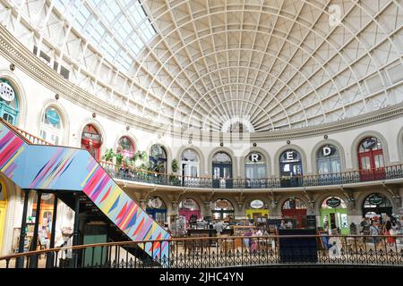Leeds, West Yorkshire, UK 22 juin 2022 une vue intérieure du Corn Exchange, un bâtiment victorien en dôme aujourd'hui utilisé pour les détaillants indépendants. Banque D'Images