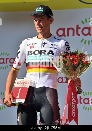 German Nils Politt de Bora-Hansgrohe célèbre sur le podium de la quinze de la course cycliste Tour de France, de Rodez à Carcassonne (200km), le dimanche 17 juillet 2022. Le Tour de France de cette année a lieu du 01 au 24 juillet 2022. BELGA PHOTO DAVID STOCKMAN - SORTIE ROYAUME-UNI Banque D'Images