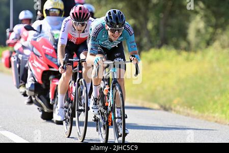 Français Thomas Champion de Cofidis et français Alexis Gougeard de B&B Hotels p/b KTM en action pendant la phase quinze de la course cycliste Tour de France, de Rodez à Carcassonne (200km), en France, le dimanche 17 juillet 2022. Le Tour de France de cette année a lieu du 01 au 24 juillet 2022. BELGA PHOTO POOL PETE GODING - UK OUT Banque D'Images