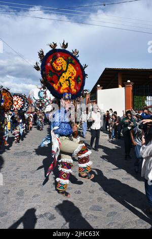 Danseurs en procession pendant le festival du sang précieux du Christ à Teotitlán del Valle, Oaxaca, Mexique Banque D'Images