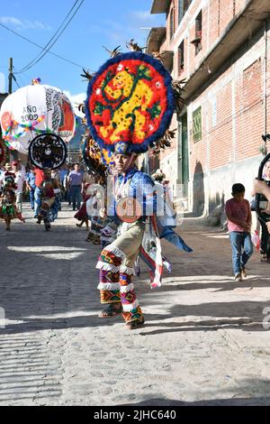 Danseurs en procession pendant le festival du sang précieux du Christ à Teotitlán del Valle, Oaxaca, Mexique Banque D'Images