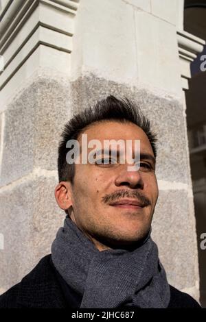 Gaspard Gantzerm est un haut fonctionnaire, homme politique et chef d'entreprise français. Étudiant de l'ENA, il a d'abord occupé divers postes à l'hôtel de ville de Paris de 2014 à 2017, il a été conseiller en relations avec la presse, chef du département de communication à la présidence de la République française, avec François Hollande. D'abord militant du Parti socialiste (PS), il s'en est éloigné de 2017 pour rejoindre la République en Marche (LREM) en 2020. France. Banque D'Images