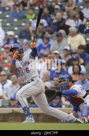 Chicago, États-Unis. 17th juillet 2022. New York mets Starling Marte célibataires à gauche contre les Cubs de Chicago pendant le premier repas au Wrigley Field à Chicago dimanche, 17 juillet 2022. Photo par Mark Black/UPI crédit: UPI/Alay Live News Banque D'Images