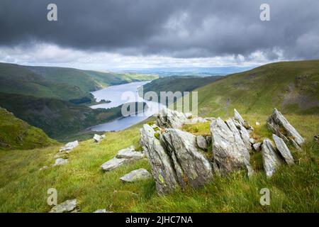 Des rochers près du sommet de Harter sont tombés en regardant vers le réservoir de Haweswater dans les fells de l'extrême-Orient du district de English Lake en été. Banque D'Images