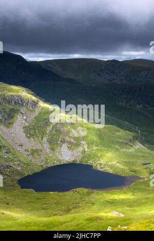 En regardant de l'autre côté de Small Water et High Street, près du sommet de Harter est tombé dans les fells de l'extrême-Orient du district de English Lake en été Banque D'Images