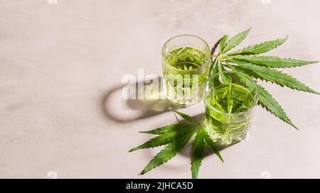 SBD chanvre boire différents verres de verre, fond d'ombre dure, cocktail de cannabis Banque D'Images