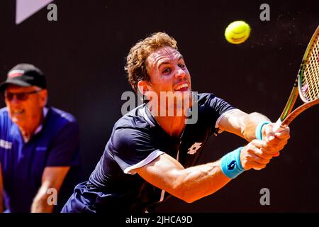 AMERSFOORT, PAYS-BAS - JUILLET 17 : Roberto Carballes Baena, d'Espagne, joue un revers contre Tallon Griekspoor, des pays-Bas, lors de la finale des singles hommes de l'Open Van Mossel Kia Dutch au tennisground ALTA sur 17 juillet 2022 à Amersfoort, pays-Bas (photo de René Nijhuis/BSR Agency) Banque D'Images