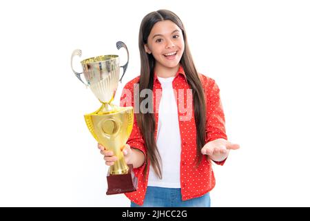 Adolescente titulaire d'un trophée. Enfant gagnant enfant a gagné le concours, célébrant le succès et la victoire, prix de réalisation. Portrait de sourire heureux Banque D'Images