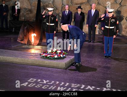 Jérusalem, Israël. 13 juillet 2022. Le président américain Joe Biden place une couronne à la flamme éternelle lors d'une visite au Hall du souvenir du Musée commémoratif de l'Holocauste Yad Vashem, à 13 juillet 2022, à Jérusalem, en Israël. Banque D'Images