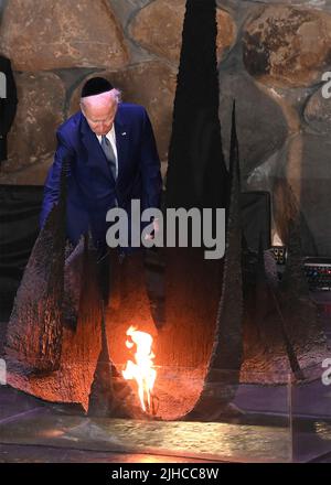 Jérusalem, Israël. 13 juillet 2022. Joe Biden, président des États-Unis, s'arrête à la flamme éternelle lors d'une visite au Hall du souvenir du Musée commémoratif de l'Holocauste Yad Vashem, à 13 juillet 2022, à Jérusalem, en Israël. Banque D'Images