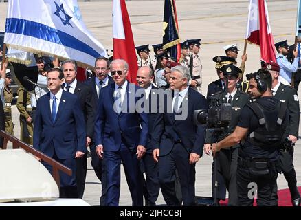 Tel Aviv, Israël. 13 juillet 2022. Le président américain Joe Biden, au centre, est accueilli à son arrivée par le Premier ministre israélien Yair Lapid, à droite, et par le président israélien Isaac Herzog, à gauche, à l'aéroport Ben Gurion, à 13 juillet 2022, à tel-Aviv, en Israël. Banque D'Images