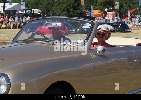 Une voiture classique est visible au Tendring Hundred Show 2022, dans l'Essex, le premier événement agricole du comté. Voici un gros plan d'une voiture Rover 1953. Banque D'Images