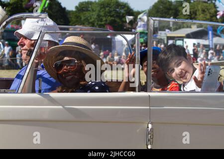 Une voiture classique est visible au Tendring Hundred Show 2022, dans l'Essex, le premier événement agricole du comté. Les passagers en gros plan apprécient leur trajet. Banque D'Images