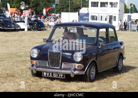 Une voiture classique est visible au Tendring Hundred Show 2022, dans l'Essex, le premier événement agricole du comté. Voici une voiture Riley 1967. Banque D'Images